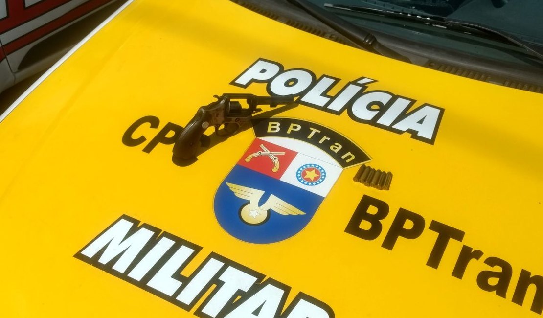 Jovem é preso com arma de fogo e munições no Trapiche da Barra