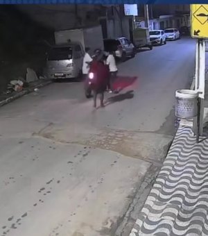 [Vídeo] ﻿﻿Entregador por aplicativo é roubado e espancado por trio em grota de Maceió