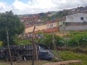 Carreta tomba e cai em ribenceira na AL-110 em Taquarana