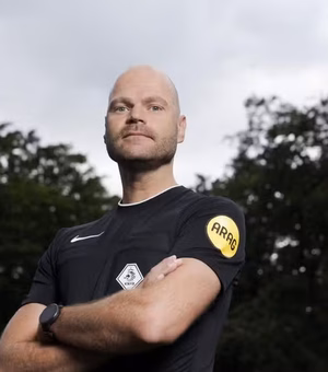 Morre Rob Dieperink, árbitro holandês barrado da Copa, aos 38 anos