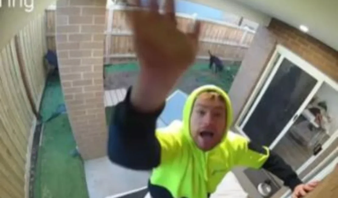 Trancado para fora, homem tem reação inusitada e cena diverte a web