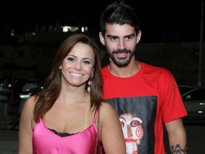 Radamés terminou noivado com Viviane Araújo pelo celular 