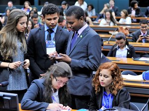 Alunos de escolas públicas podem representar Alagoas no Parlamento Jovem