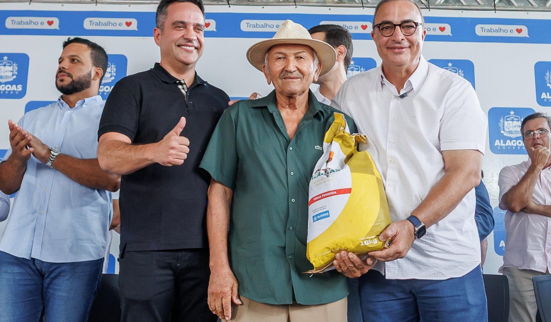 Paulo Dantas entrega sementes e pavimentação urbana em Dois Riachos