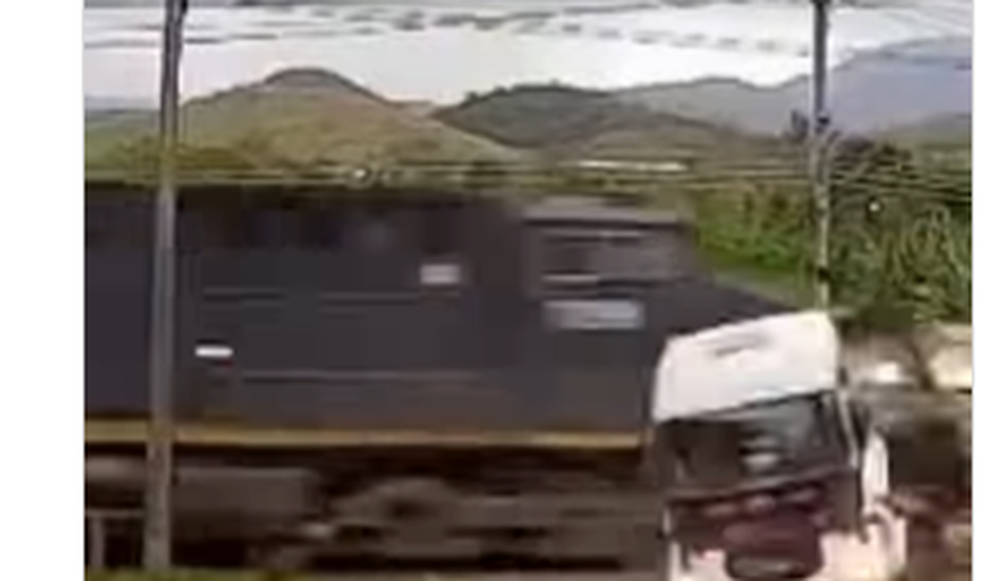Caminhão é atingido por trem e arrastado por 50 metros no interior do RJ