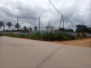 [Vídeo] Matagal toma conta de muro do 3ºBPM em Arapiraca e traz riscos para motoristas e pedestres