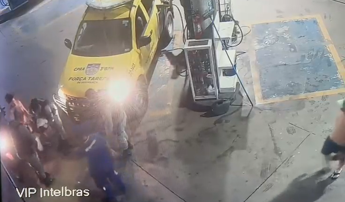 Câmeras mostram momento em que policiais salvam bebê de engasgo, em Arapiraca