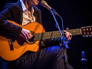 Estabelecimentos devem se adequar às novas regras de couvert artístico; saiba seus direitos!