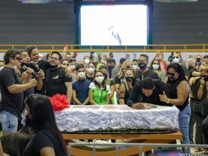 [Video] Fãs, amigos e familiares se despedem de Paulinha Abelha; confira imagens