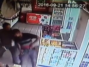 Vídeo: Policial Civil e Militar à paisana se confundem com assaltantes e atiram um no outro