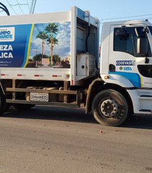 Caminhão de lixo colide contra moto e condutor foge em Arapiraca