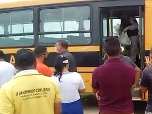 [Vídeo] PM apreende bolsa com santinhos de candidato a prefeito em ônibus de transporte de eleitores