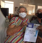 Ex- prefeito e ex-primeira-dama se vacinam contra covid-19 em Porto de Pedras