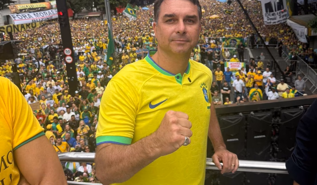 Flávio Bolsonaro usa colete à prova de balas na Paulista