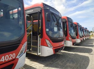 Prefeito Rui Palmeira entrega dez novos ônibus 0 km à população 
