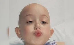 Menina emociona ao voltar à praia após enfrentar tratamento contra leucemia