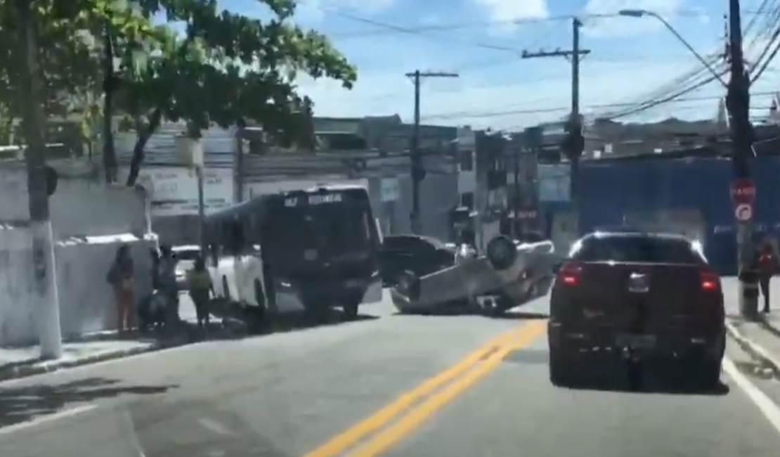 Carro capota em ladeira no Centro de Maceió