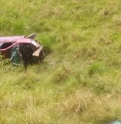 Condutor perde controle de carro e capota em Porto Calvo
