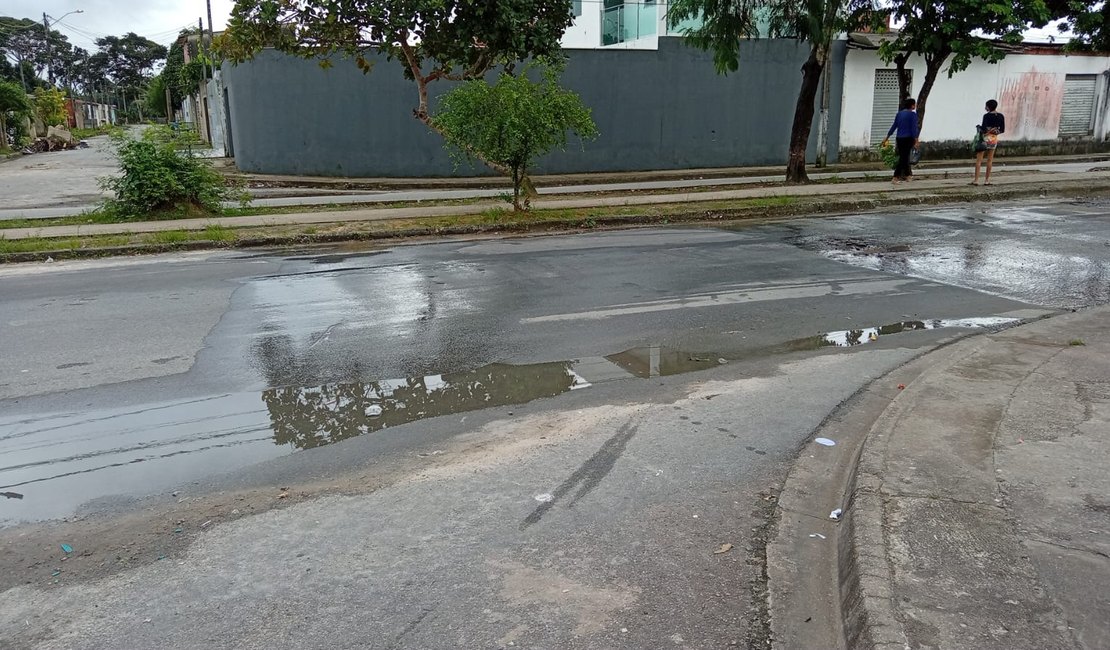Moradores denunciam vazamento e cobram solução definitiva da BRK no Jarbas Oiticica