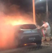 Veículo pega fogo no bairro da Cruz das Almas, em Maceió