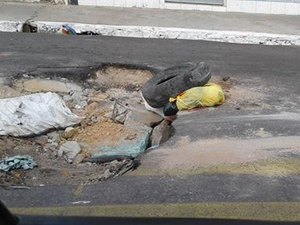 [Vídeo] Moradores ateiam fogo em pneus e bloqueiam via em protesto contra buracos