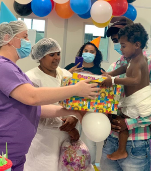 Criança ganha festa de aniversário surpresa no Hospital da Mulher