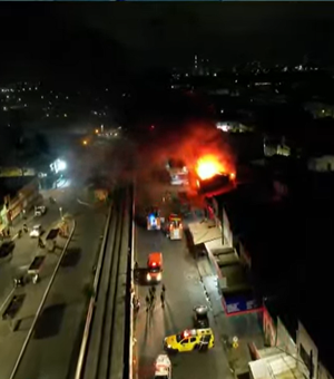 [Vídeo] Incêndio destrói loja de motopeças e deixa bombeiros feridos no Centro de Maceió