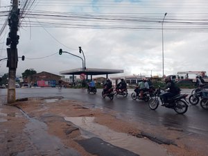 [Vídeo] Imprudência de motoristas e buracos no asfalto complicam trânsito na AL 220