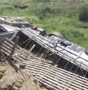 [Vídeo] Caminhão carregado de abacaxi cai em ribanceira com oito trabalhadores na carroceria