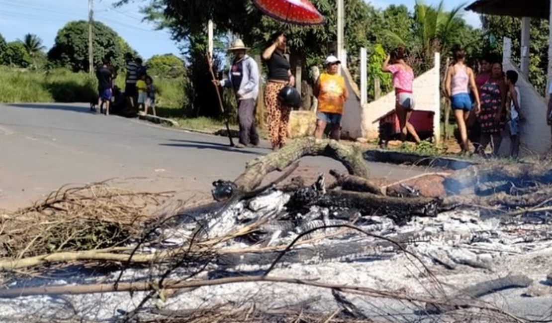 Moradores do Barro Vermelho fecham estrada em protesto contra falta de água