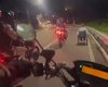 Vídeo mostra PMs ajudando cadeirante em avenida movimentada de Maceió