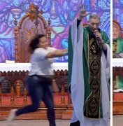 [Vídeo] Mulher joga padre Marcelo Rossi do palco de evento em São Paulo