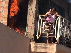 [Vídeo] Avó lança neta de 3 meses do segundo andar para salvá-la de incêndio