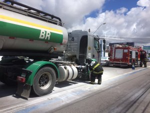 [Vídeo] Caminhão-tanque com gasolina pega fogo em avenida de Maceió