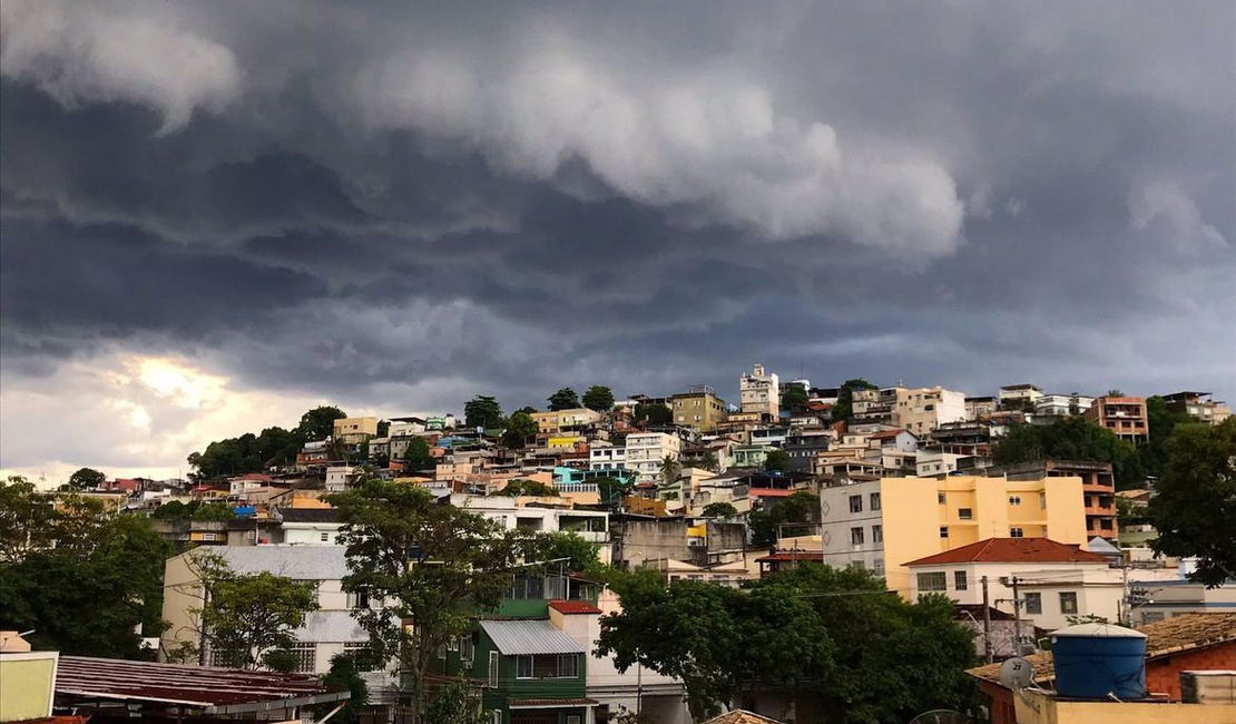 Chuvas, ventos fortes e frio marcam o carnaval em quase todo o país