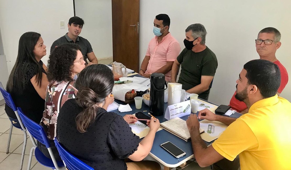 Prefeito Bueno Higino concede reajuste salarial de 15% a todos os profissionais da educação de Coité do Noia.