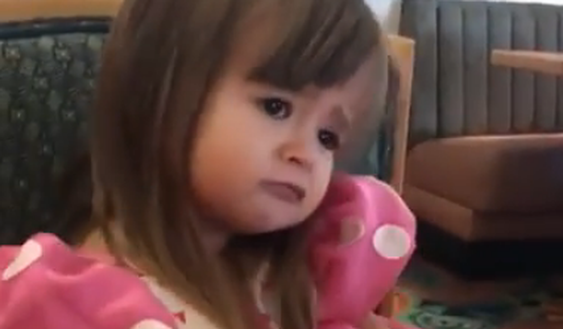 [Vídeo] Cearense de dois anos se irrita com falta de cuscuz na Disney