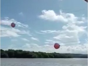 [Vídeo] Morador alerta sobre cabos de alta tensão que estão baixos sobre o mar no Pontal do Peba, em Alagoas