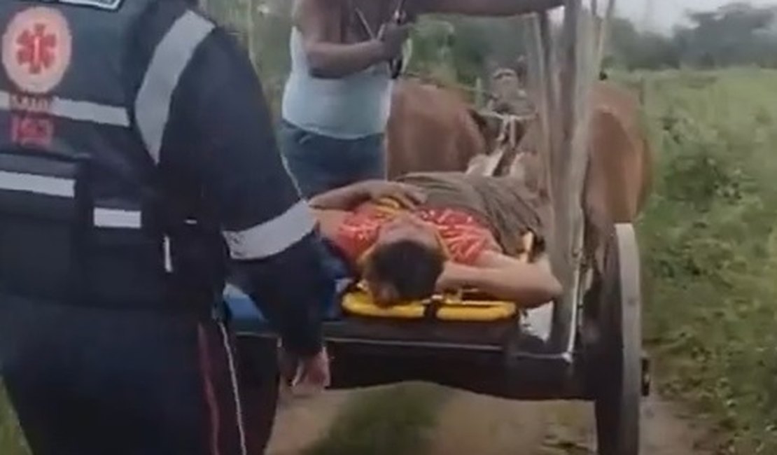 Com estradas precárias, equipe do Samu usa carro de boi para fazer socorro de mulher em Inhapi