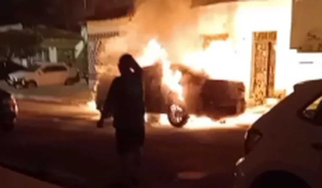 Carro pega fogo na Ponta Grossa após motorista estacionar veículo sobre brasas de fogueira