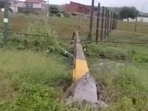 Fortes chuvas derrubam três postes em área residencial da Barra de São Miguel