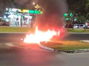 [Vídeo] Motociclista cai e moto pega fogo na Avenida Durval de Góes Monteiro