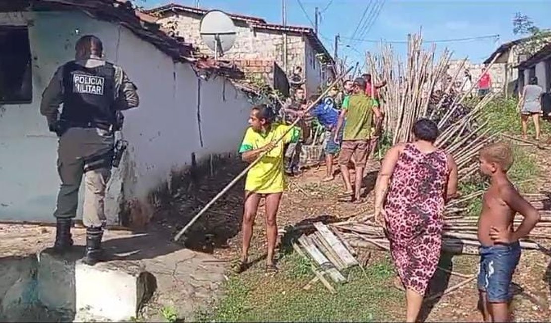 Familiares de vítima de homicídio em Pilar se revoltam e quebram telhado de suspeito