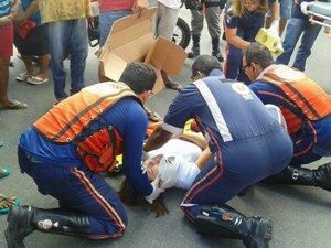 Enfermeira fica ferida após colisão entre moto e carro na Av. Rio Branco