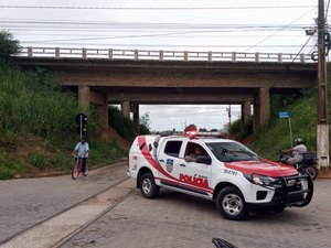 [Vídeo] Motociclista é assaltado por dois homens armados no viaduto da AL 220 em Arapiraca