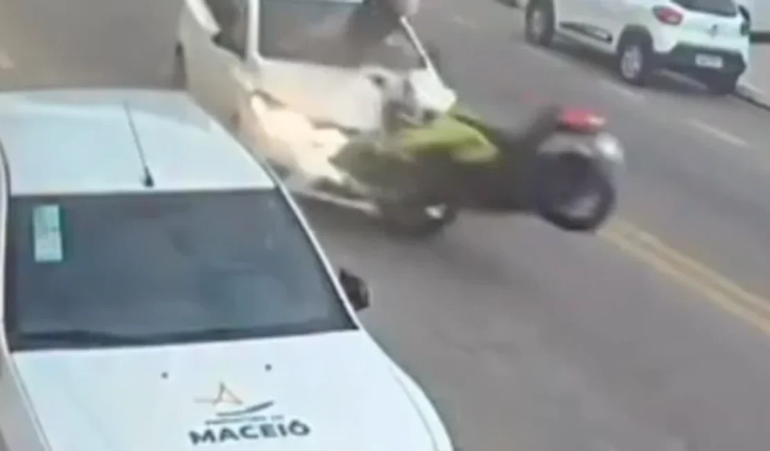 Motociclista é arremessado após bater de frente com carro no São Jorge