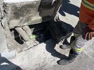 Empresa é autuada por descarte irregular de esgoto no bairro da Pajuçara, em Maceió