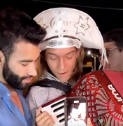 [Vídeo] Alagoano Edu Lima e Gusttavo Lima cantam juntos nos bastidores do São João de Maceió