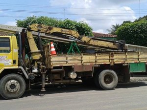 Duas pessoas são presas acusadas de furtar postes e fios