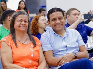 [Vídeo] Prefeito  Julio Cezar acompanha Tia Júlia na votação em Palmeira dos Índios